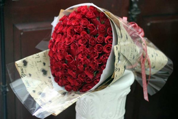 bó hoa hồng tặng vợ vào ngày 8-3