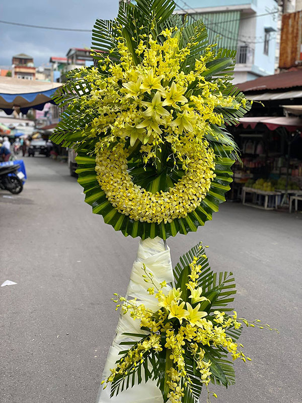 Hoa chia buồn tang lễ màu vàng