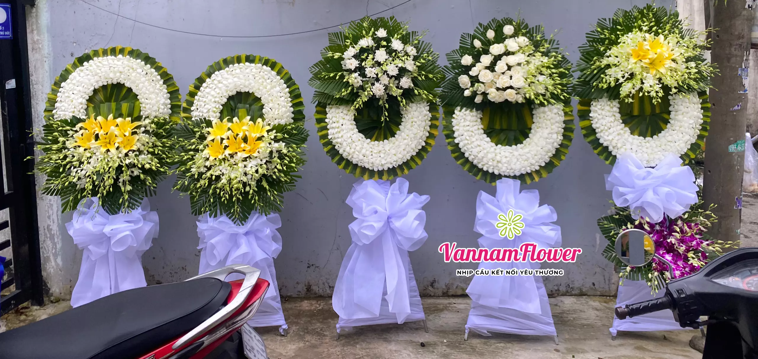 Vòng hoa tang - dịch vụ trang trí hoa tang lễ tận nhà TPHCM